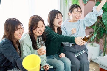 スポーツ観戦する女性4人