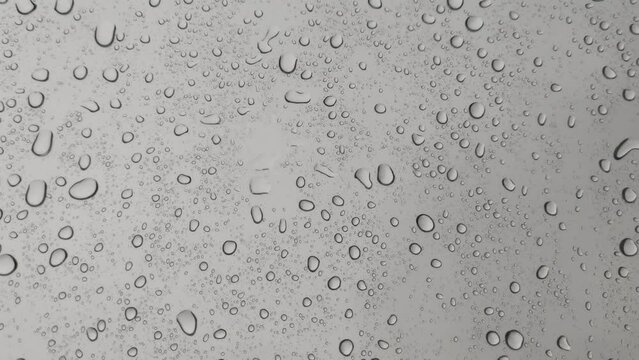 Gotas de lluvia de un día gris, deslizándose por un cristal. Audio original.