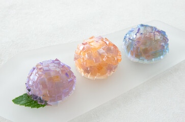 紫陽花をモチーフにした透明感のある和菓子（錦玉羹）