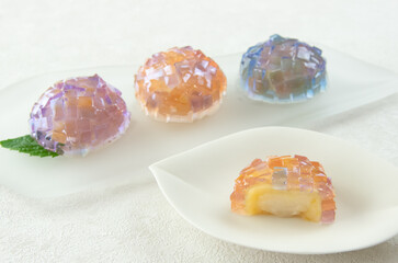 紫陽花をモチーフにした透明感のある和菓子（錦玉羹）