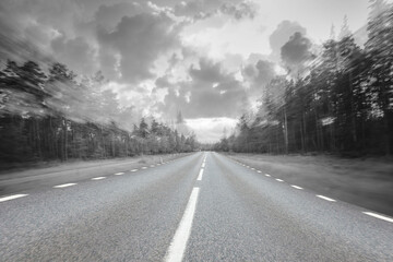 Fototapeta premium Strasse mit Mittelstreifen durch einen Wald