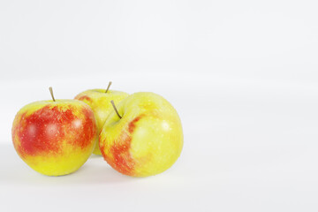 白背景でみずみずしい3個のリンゴの3Dイラスト