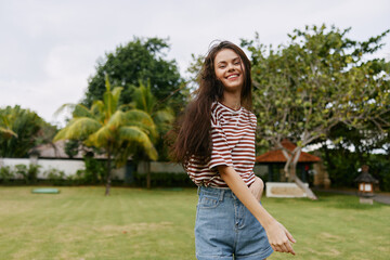 Naklejka premium fashion woman summer t-shirt beautiful freedom smiling walk park lifestyle nature