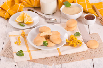 Cookies with lemon cream filling - 607098593