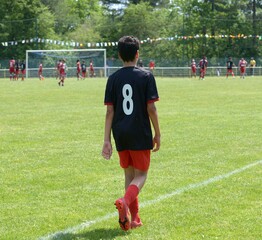 le jeune footballeur prêt à rentrer sur le terrain