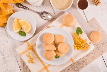 Cookies with lemon cream filling - 607098711