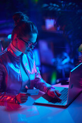 Fototapeta na wymiar trendy woman in glasses with credit card using laptop