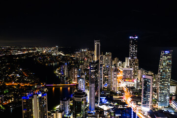 Obraz premium Glowing Splendor: Mesmerizing Aerial View of Surfers Paradise's Luminescent Downtown Buildings