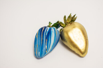 dos fresas decoradas marmolizado dorado