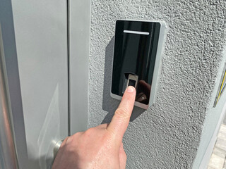 Fingerabdrucksensor an einer Haustür