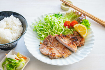 夕食のポークステーキとご飯