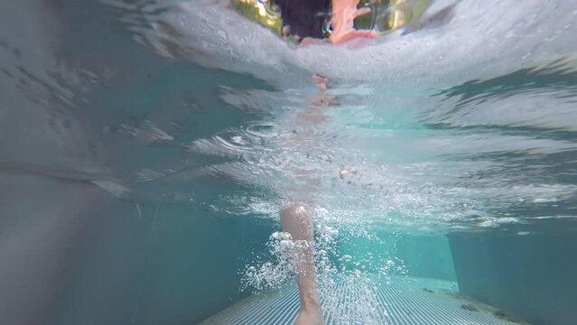 Wasser treten in Kneippbecken, Hydrotherapie, Gesunder Lebensstil