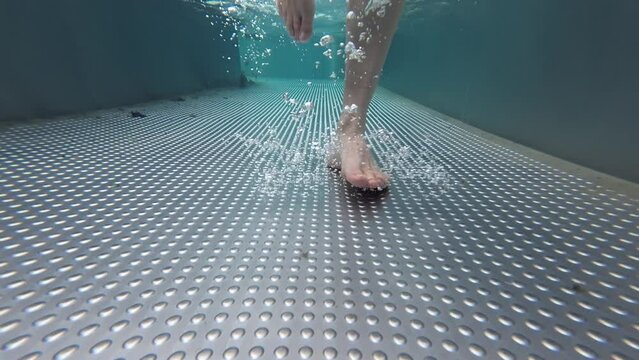 Wasser treten in Kneippbecken, Hydrotherapie, Gesunder Lebensstil