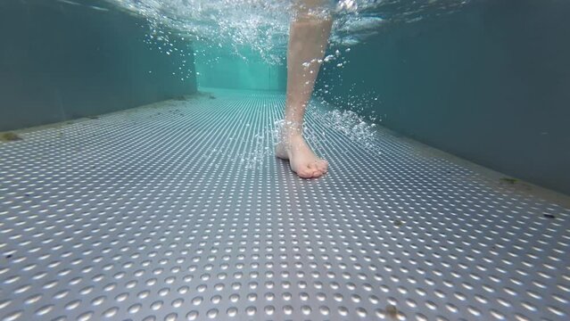 Wasser treten in Kneippbecken, Hydrotherapie, Gesunder Lebensstil
