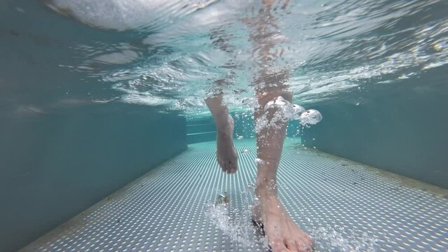 Wasser treten in Kneippbecken, Hydrotherapie, Gesunder Lebensstil