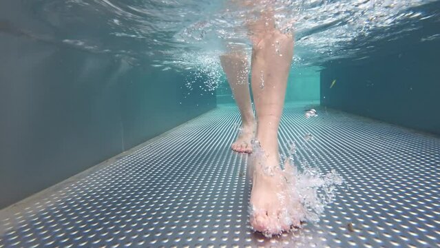 Wasser treten in Kneippbecken, Hydrotherapie, Gesunder Lebensstil