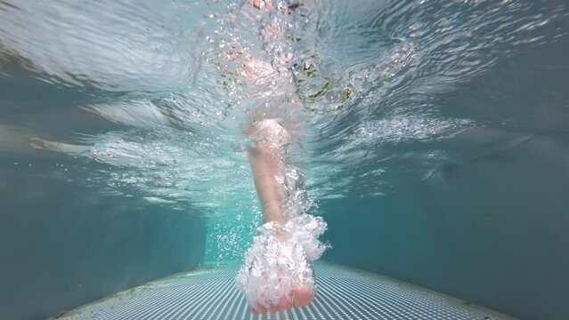 Wasser treten in Kneippbecken, Hydrotherapie, Gesunder Lebensstil