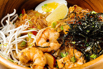 noodle with shrimps and egg
