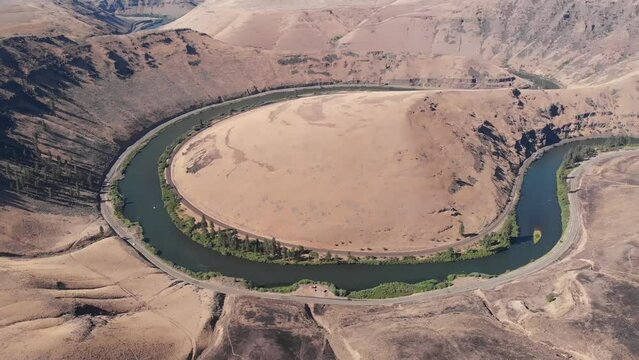 The horseshoe bend in Yakima Canyon