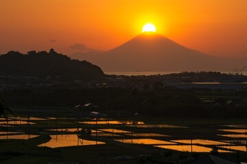 ダイヤモンド富士と館山城と夕日が光る田園　館山市