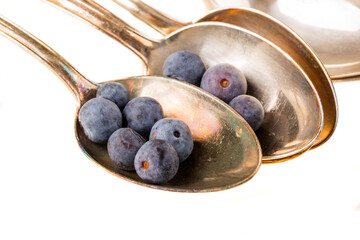 Blaubeeren auf Silberlöffel