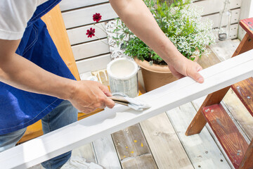 DIYでペンキを塗る人