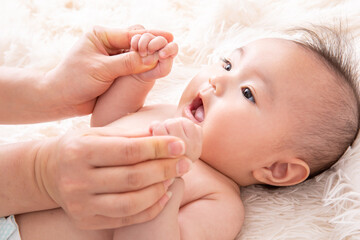 赤ちゃんとママの手　baby