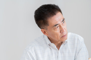 Fototapeta premium 見上げる高齢者男性