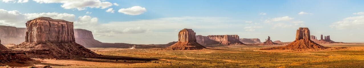 Fototapeta na wymiar Panoramic of Monument Valley
