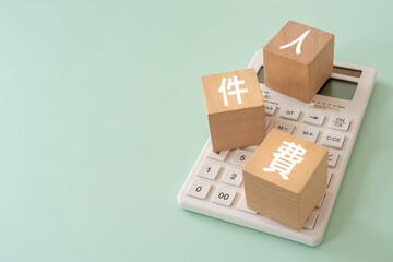 人件費と書かれたブロックと電卓