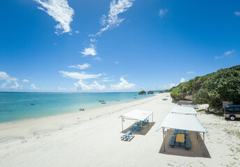 晴れた日の沖縄県南城市の名城ビーチの白い砂浜と透き通った海