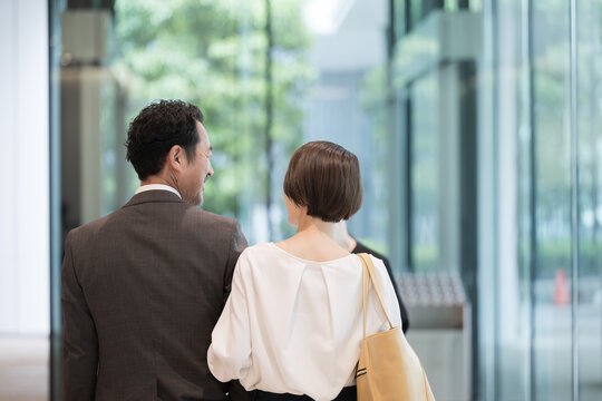 旅行や観光の夫婦のデート風景の背中(後ろ姿の顔無し)