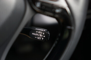 自動車のクルーズコントロール(定速走行、車間距離制御装置)のスイッチ