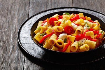 Obraz na płótnie Canvas pepper tomato mozzarella pasta salad in bowl