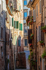 Rue étroite dans une ville en Italie