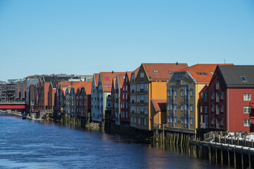 Alte norwegische Holzh&auml;user am Fluss in Trondheim