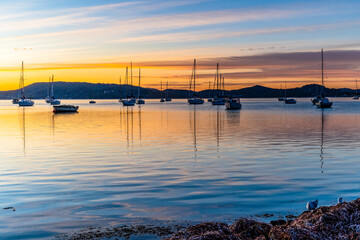 Fototapeta premium Beautiful sunrise with high cloud and boats on the water
