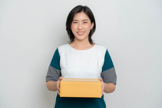Asian woman holding parcel box.Packing concept. delivery of goods. sell products online