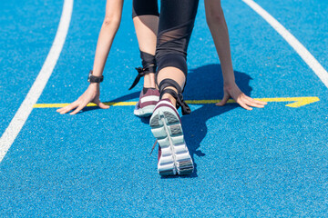 Plakat Symbolbild Leichtathletik: Junge Frau vor dem Start eines Wettlaufs