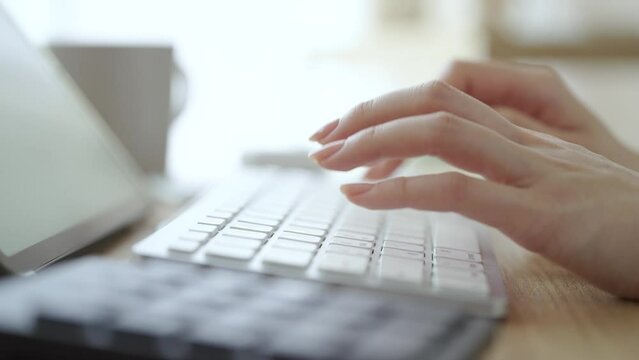 ノートパソコンを操作する女性の手元
