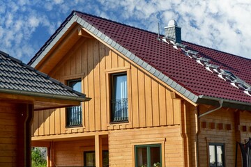 Modernes Holzhaus in Ständerbauweise mit Fassadenverkleidung aus lasiertem Nadelholz, alpine Architektur