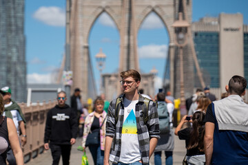Menschen auf der Brooklyn Bridge 