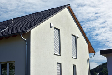Dachgiebel und Fassade eines neu gebauten modernen Wohnhauses