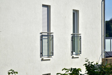 Fenstertür mit Französischem Balkon, Sturzsicherungsgeländer an einem modernen Wohnnhaus