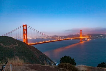 Photo sur Plexiglas Pont du Golden Gate cars at golden gate bridge in the evening under blue sky