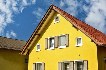 Frisch renovierte Fassade eines älteren Gebäudes mit Fensterläden