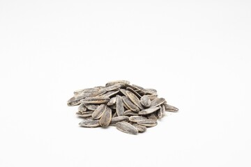  monton de Pipas gigantes de girasol saladas y aisladas en fondo blanco,