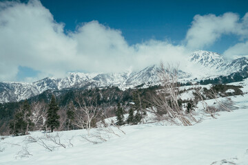 雪解けの季節の中部山岳国立公園立山連峰