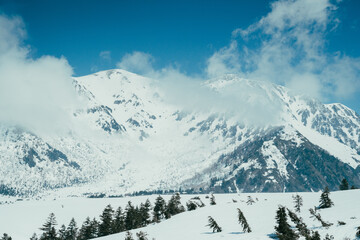 雪解けの季節の中部山岳国立公園立山連峰