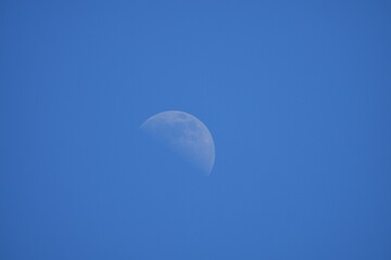 Mond am Mittagshimmel